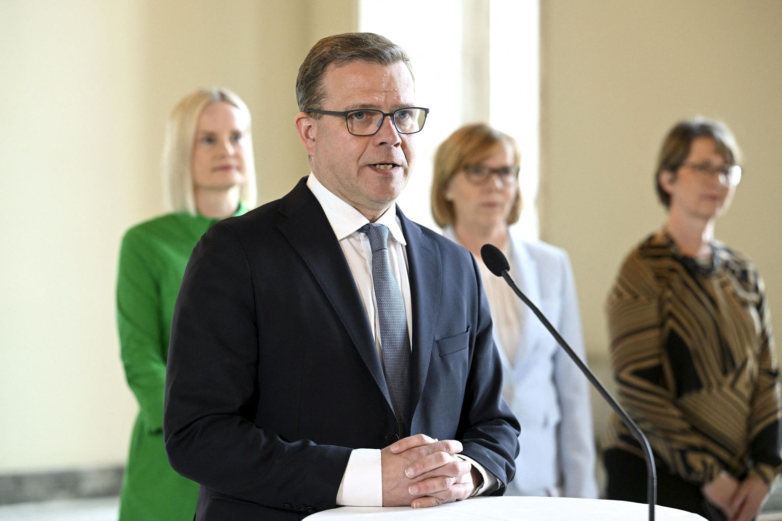 Soome tulevane peaminister Petteri Orpo andmas pressile ülevaadet koalitsiooniläbirääkimistest. Tema seljataga on koalitsioonipartnerite pealikud