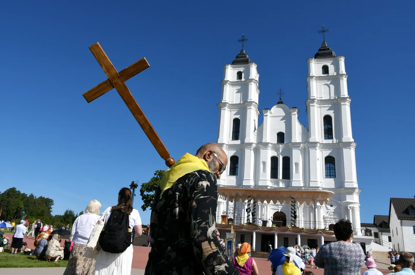 Svētceļnieki piedalās Vissvētākās Jaunavas Marijas Debesīs uzņemšanas svētkos Aglonā.