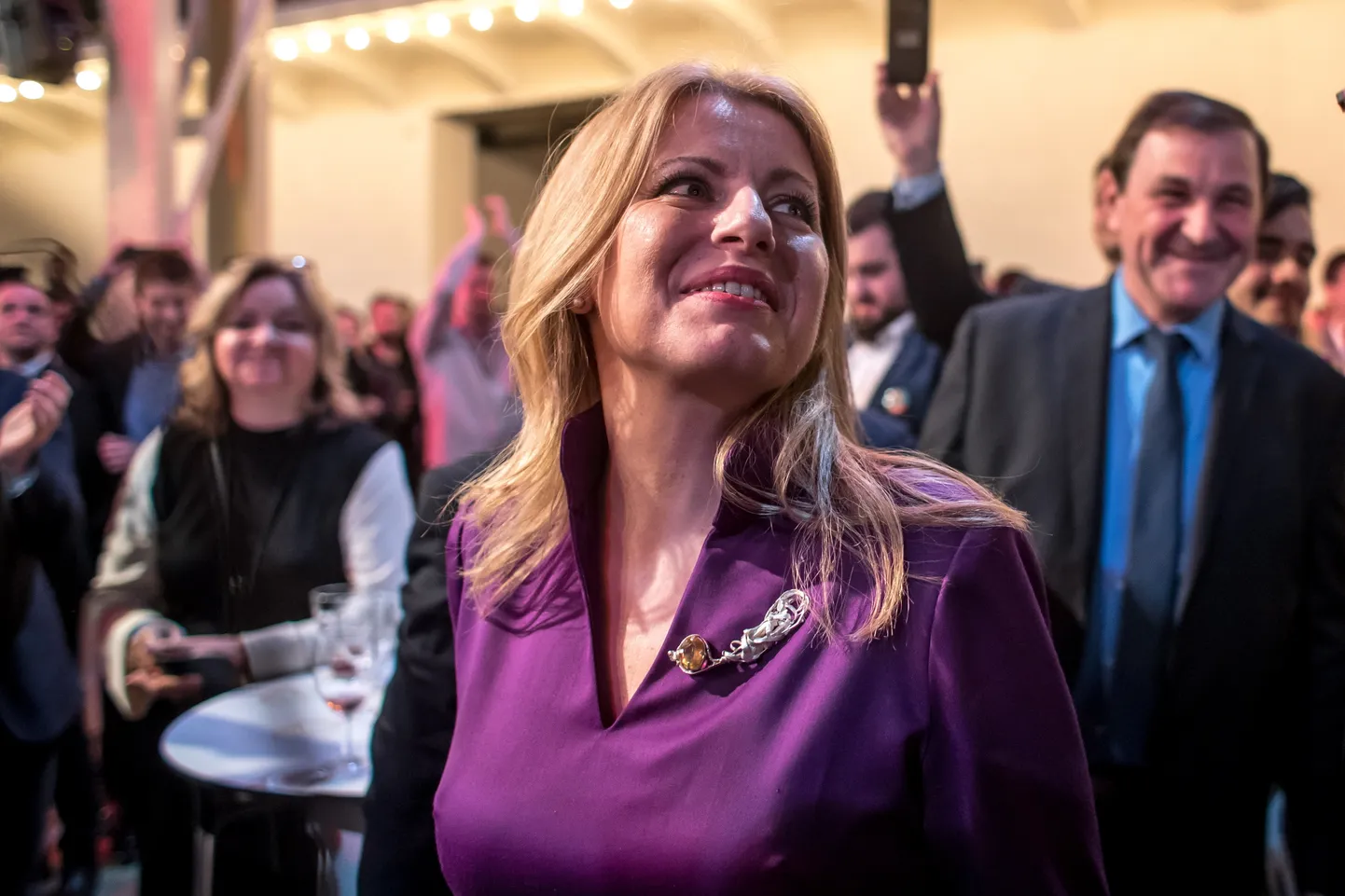 Slovakkia presidendiks valitud Zuzana Čaputová oma toetajate keskel pärst esialgsete tulemiuste selgumist.