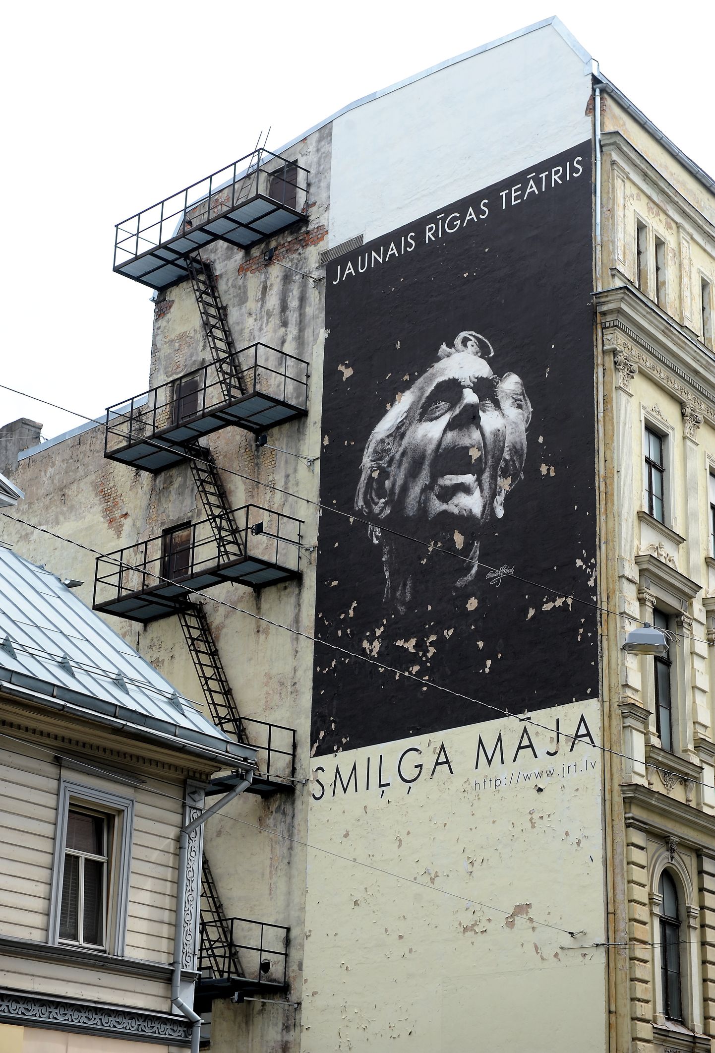 Latviešu teātra režisora Eduarda Smiļģa portrets uz Jaunā Rīgas teātra ēkas Lāčplēša ielā 25.
