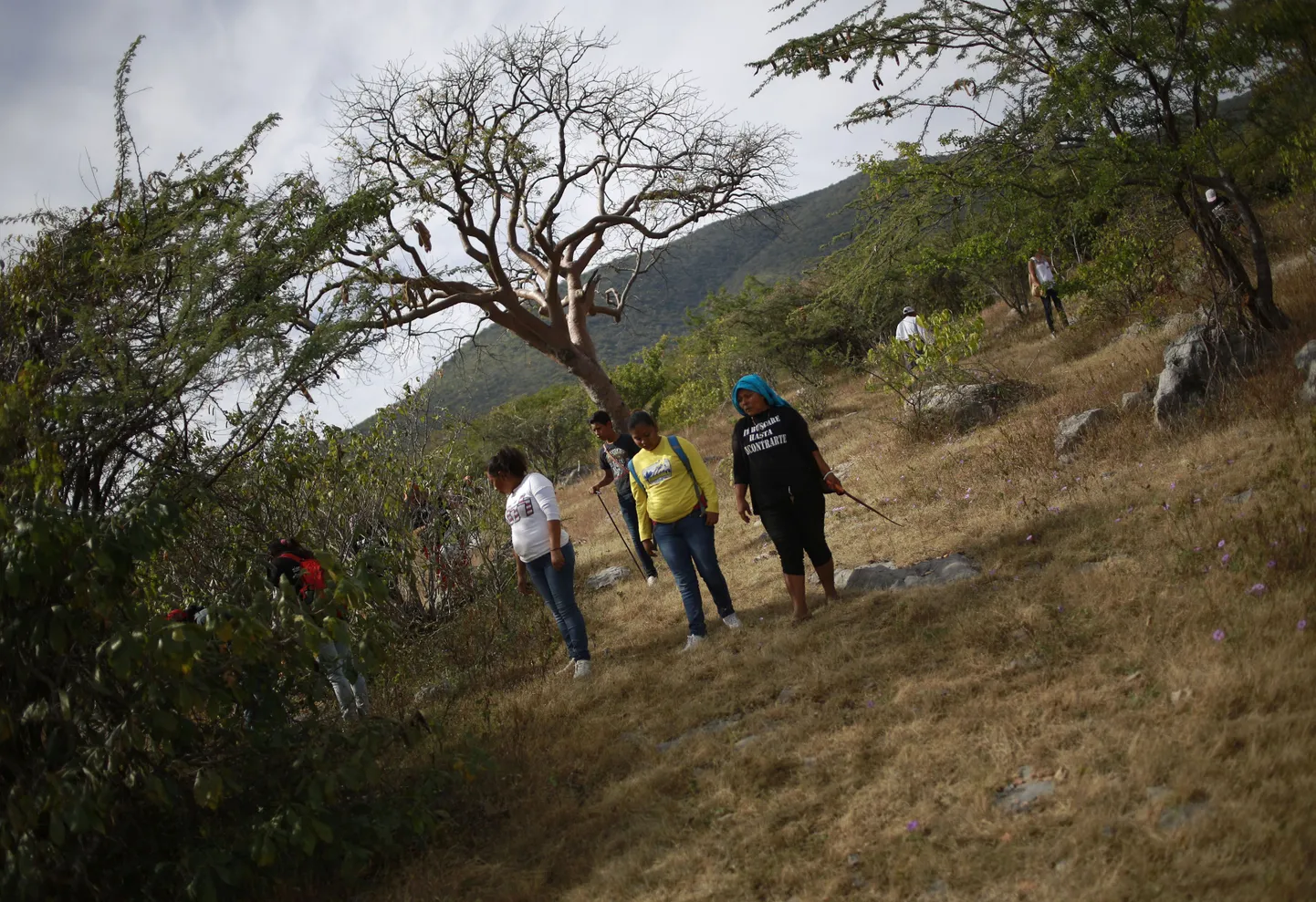 Inimesed Guerrero osariigis oma kadunud lähedasi otsimas