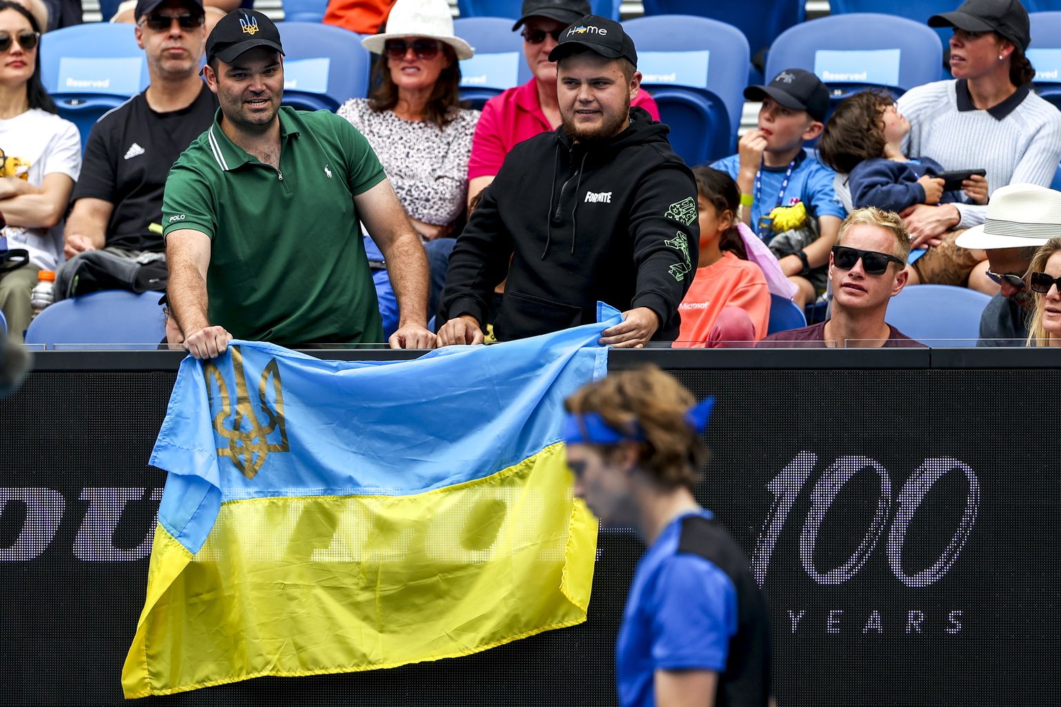 Kaks pealtvaatajat hoiavad Andrei Rubljovi kõrval Ukraina lippu.