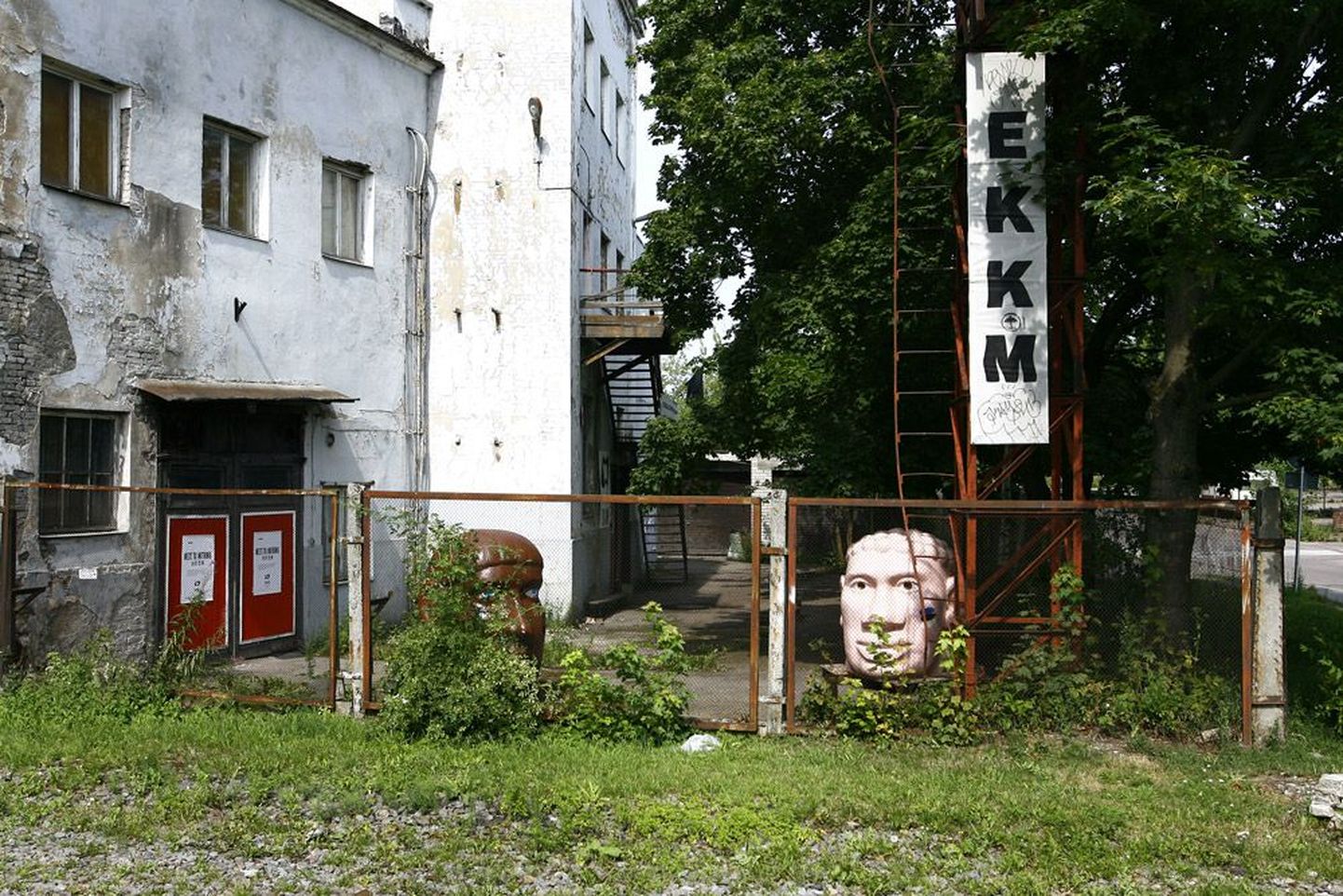 Музей современного искусства расположен в черте приморского культурного километра, так что культурная столица Таллинн 2011 без него не обойдется.