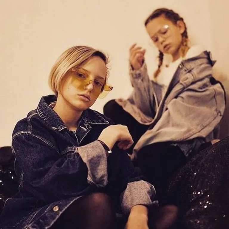 No kreisās - Elīza Aija, Lueta Laura