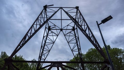 GALERII ⟩ Putukaväila elektrimaste hakati lammutama