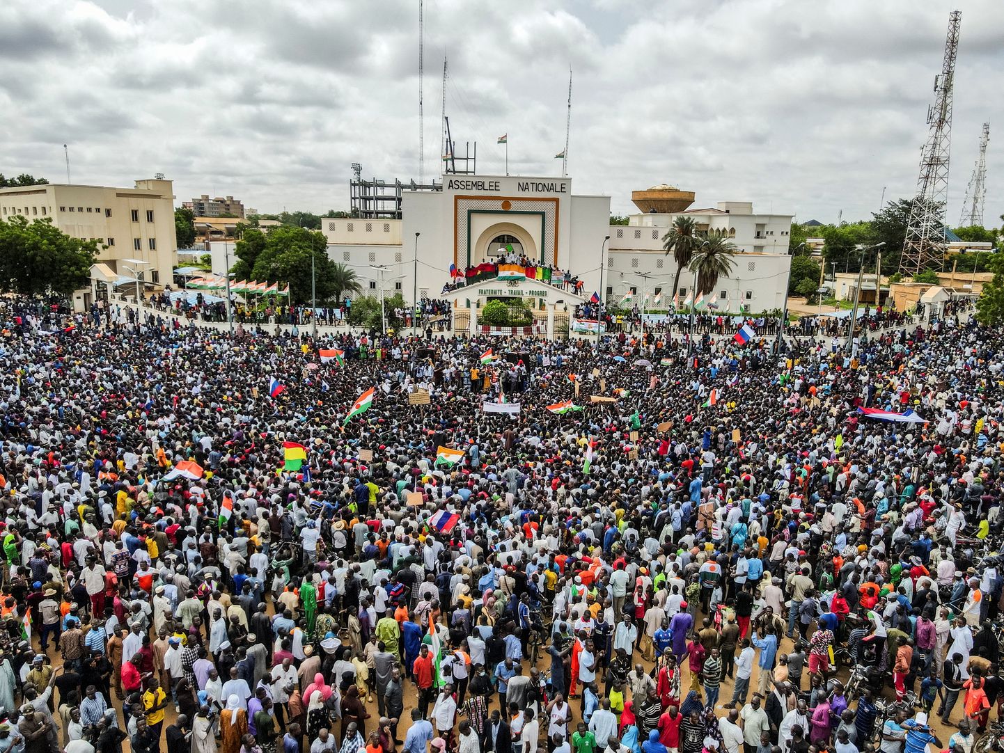 Tuhanded inimesed Niameys riigipöörajatele toetust avaldamas.