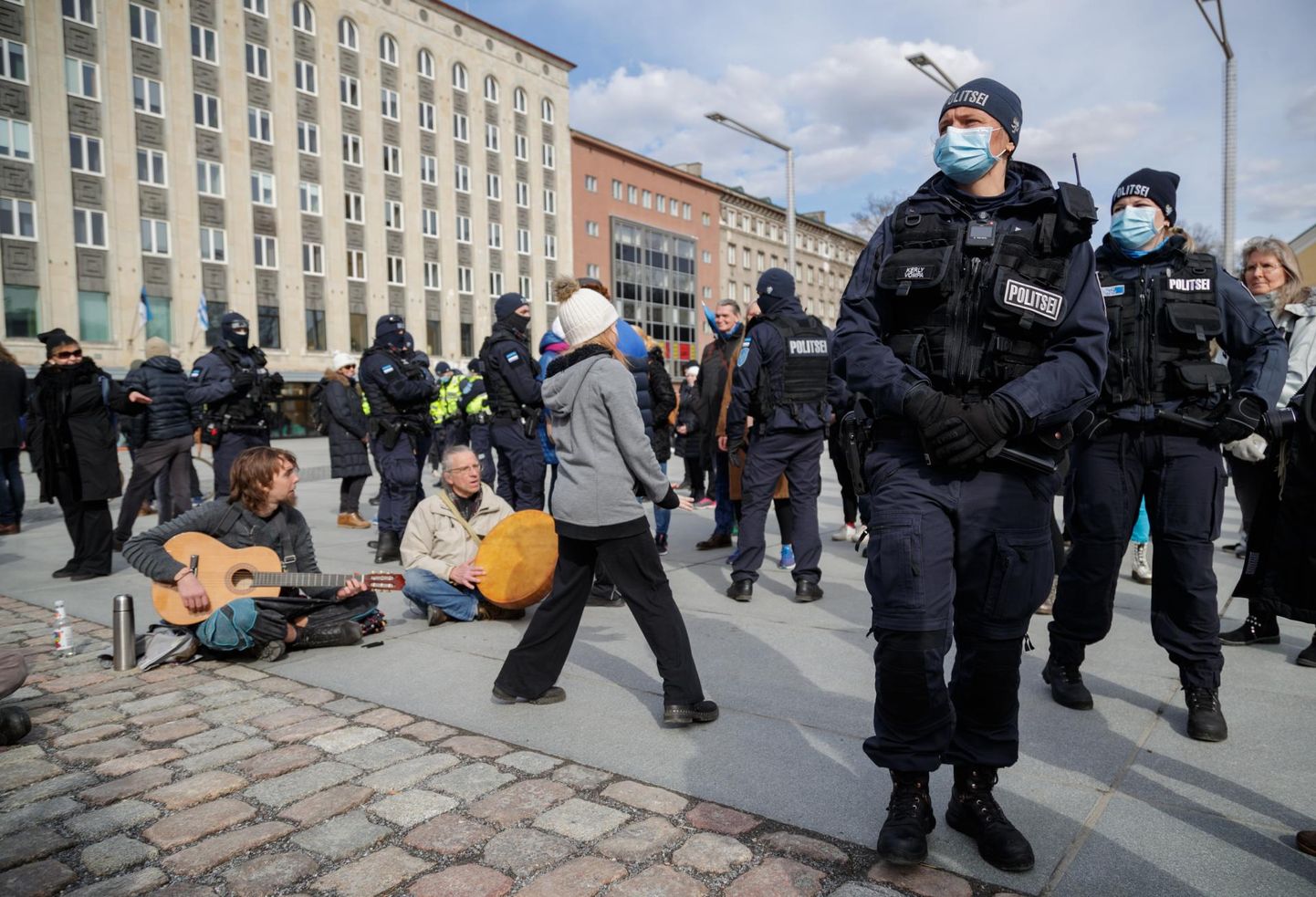 Politsei hoidis Tallinnas Vabaduse väljakul toimuva meeleavalduse osalejatel ning nende võimalikel kavatsustel silma peal.