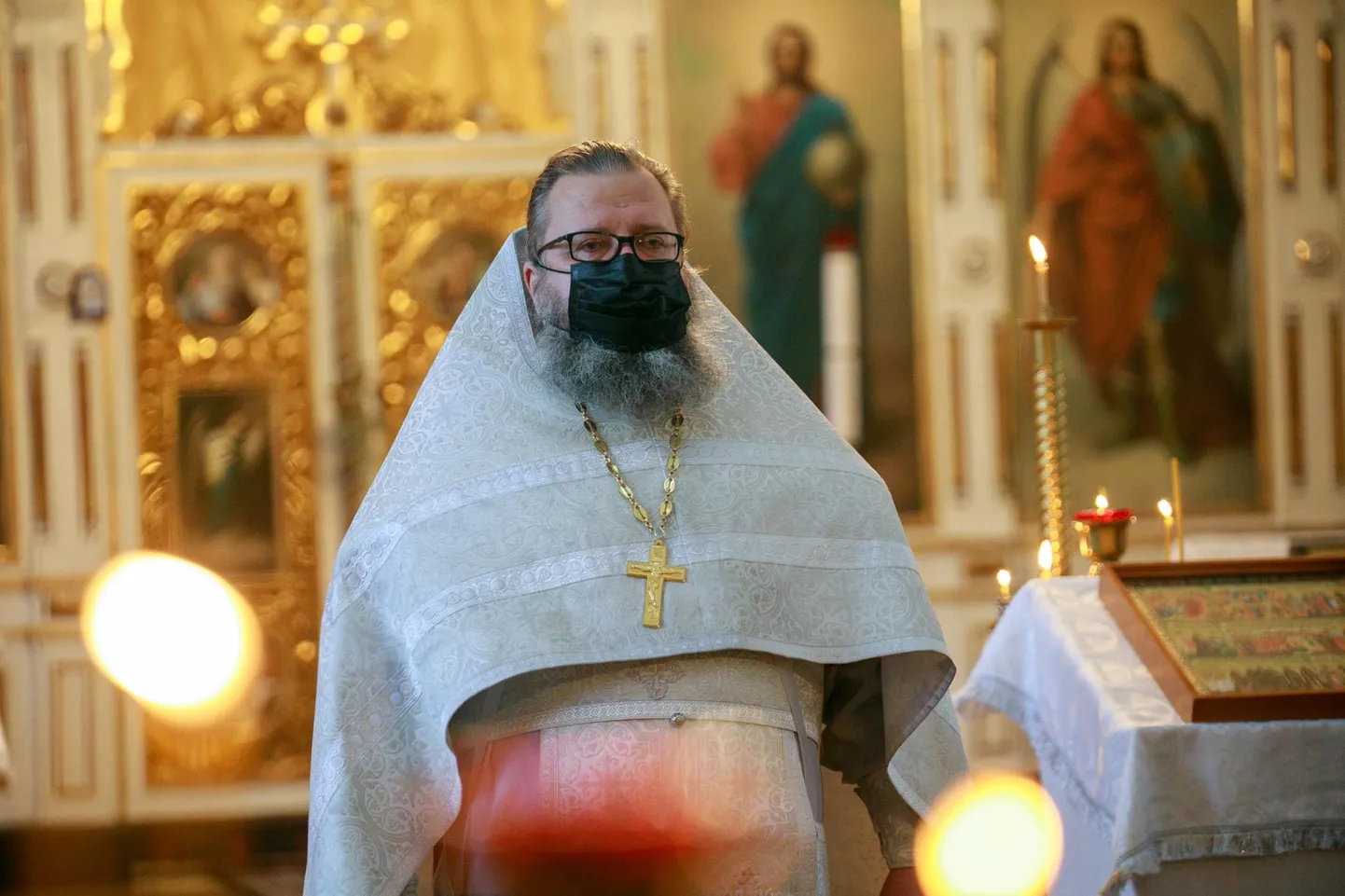 Preester Aleksandr Lebedev näitas maski kandmisega kogudusele eeskuju ja ajakirjanikud kraaditi enne vestlust üle.