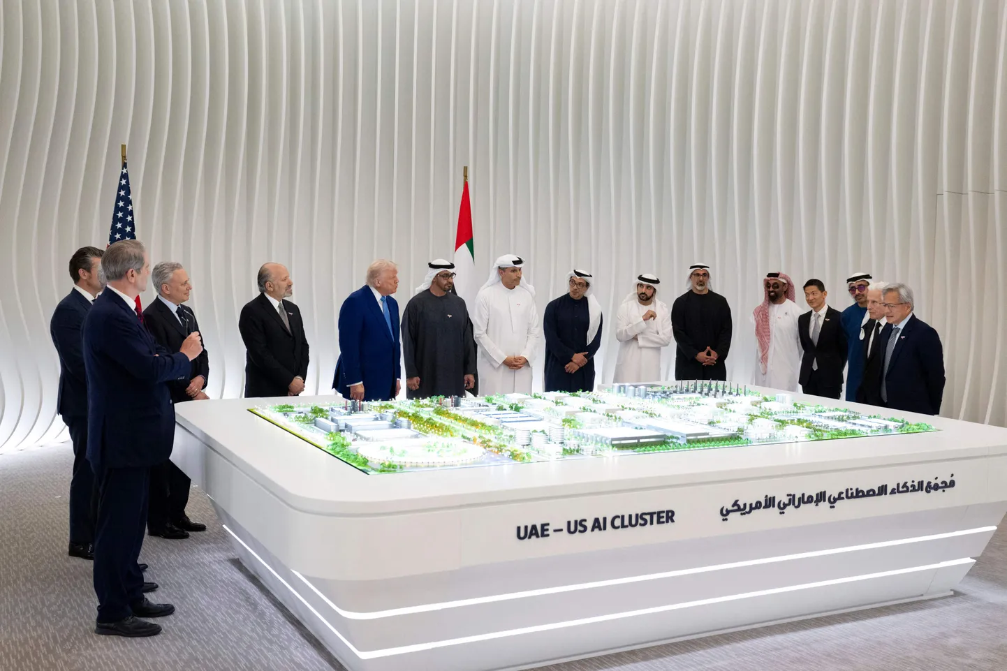 Donald Trump ja šeik Mohamed bin Zayed al-Nahyan AÜE USA tehisintellekti klastri avamisel Abu Dhabis, 15. mail 2025. AÜE on Trumpi Lähis-Ida visiidi kolmas peatus.