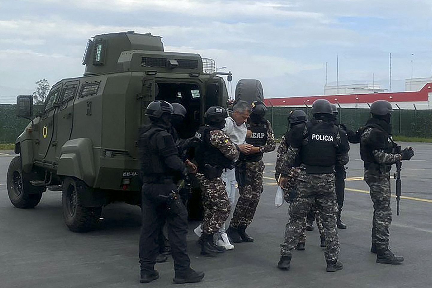 Ecuadori politsei jagatud fotol on näha endist asepresidenti Jorge Glasi, kes pärast skandaalset haarangut Mehhiko suursaatkonna territooriumile toimetati edasi range režiimiga La Roca vanglasse Guayaquilis.