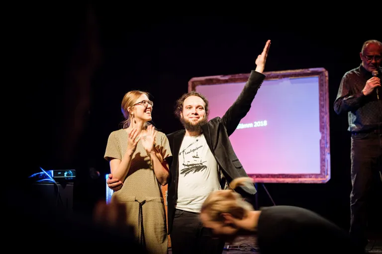 Sirel Heinloo ja Toomas Leppik, kes asutasid 2017. aastal Eesti Lavaluule MTÜ, mille eesmärk on koondada eesti luuleprõmmu olemasolevaid platvorme eri linnades ning arendada ja tugevdada lavaluulet nii inimese eneseväljendusvormina kui ka nähtusena eesti kirjandusmaastikul.
