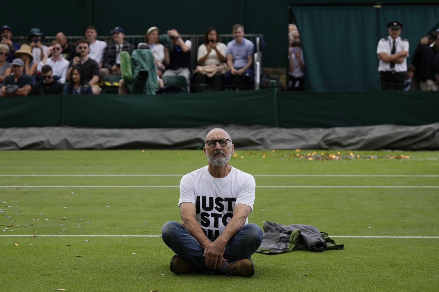 Üks kliimaaktivistidest jõudis Wimbledoni platsil ka viivuks maha istuda.