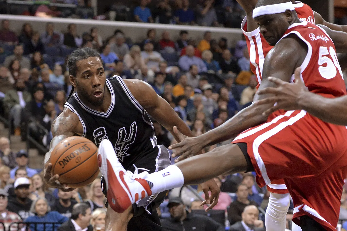 Kawhi Leonard (vasakul).