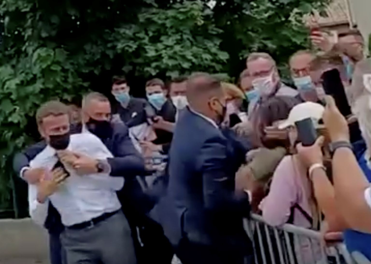 Kaader videost, millel on näha Prantsuse presidenti Emmanuel Macroni 8. juunil külastamas Tain-L'Hermitage'i, kus rahva seas olnu lõi teda näkku. Ihukaitsjad tõmbasid Macroni eemale