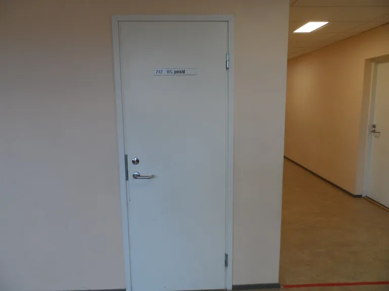 Mai kooli tualtettruumil on uks paigaldatud.
