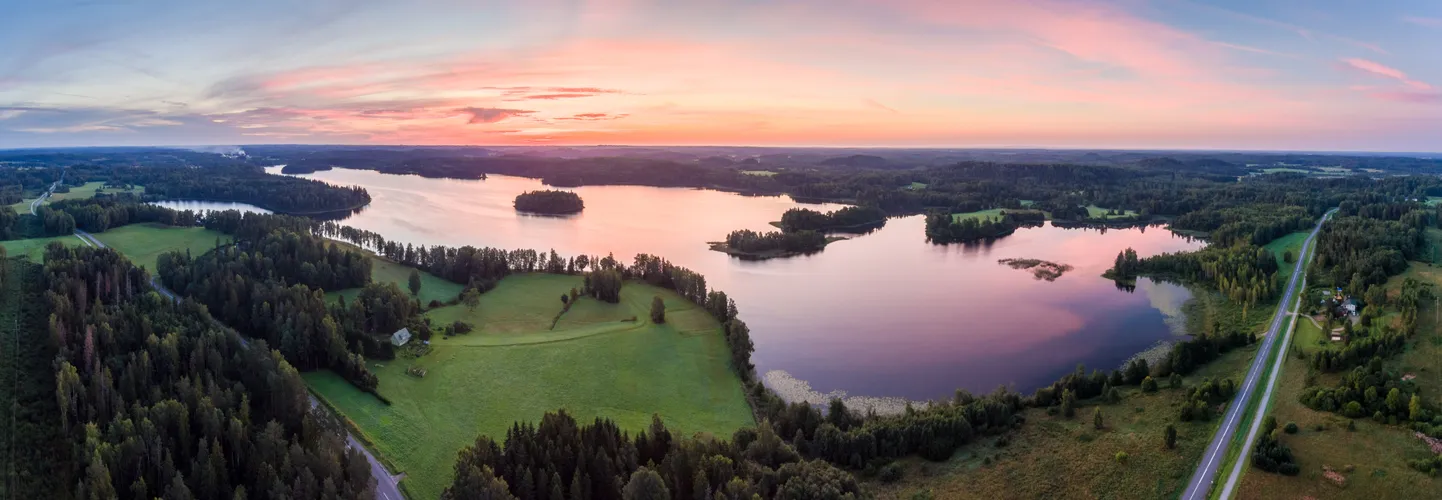 Valgamaa suurim siseveekogu Pühajärv on samuti üks Eesti tuntumaid looduslikke pühapaiku.