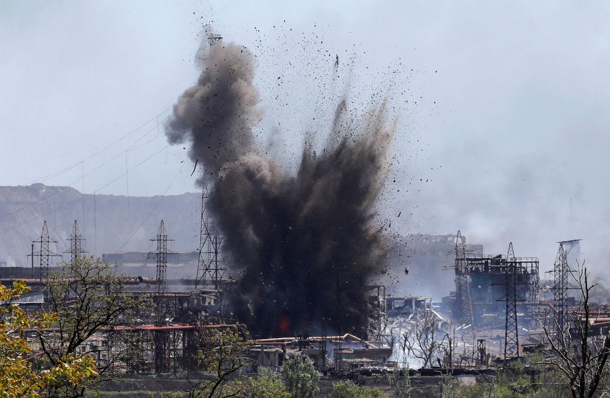 Sprādziens "Azovstaļ" rūpnīcā, kuras pazemes bunkuros atrodas pēdējie Ukrainas karavīri Mariupolē