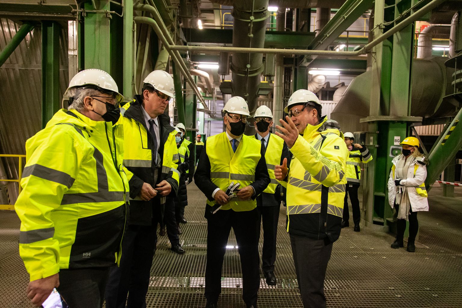 Auveres asuva Enefit280 õlitehase sisemuses, müriseva reaktori kõrval rääkisid Eesti Energia juhid Hando Sutter ja Andres Vainola president Alar Karisele, kuidas on plaanis õlitootmisel põlevkivi asemel üha rohkem plastijäätmeid kasutama hakata.