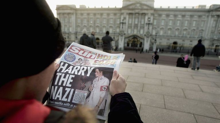 Гарри было 20, когда таблоид Sun опубликовал на первой полосе фотографию, на которой он одет в нацистскую форму на тематической вечеринке "Коренные и колонизаторы".