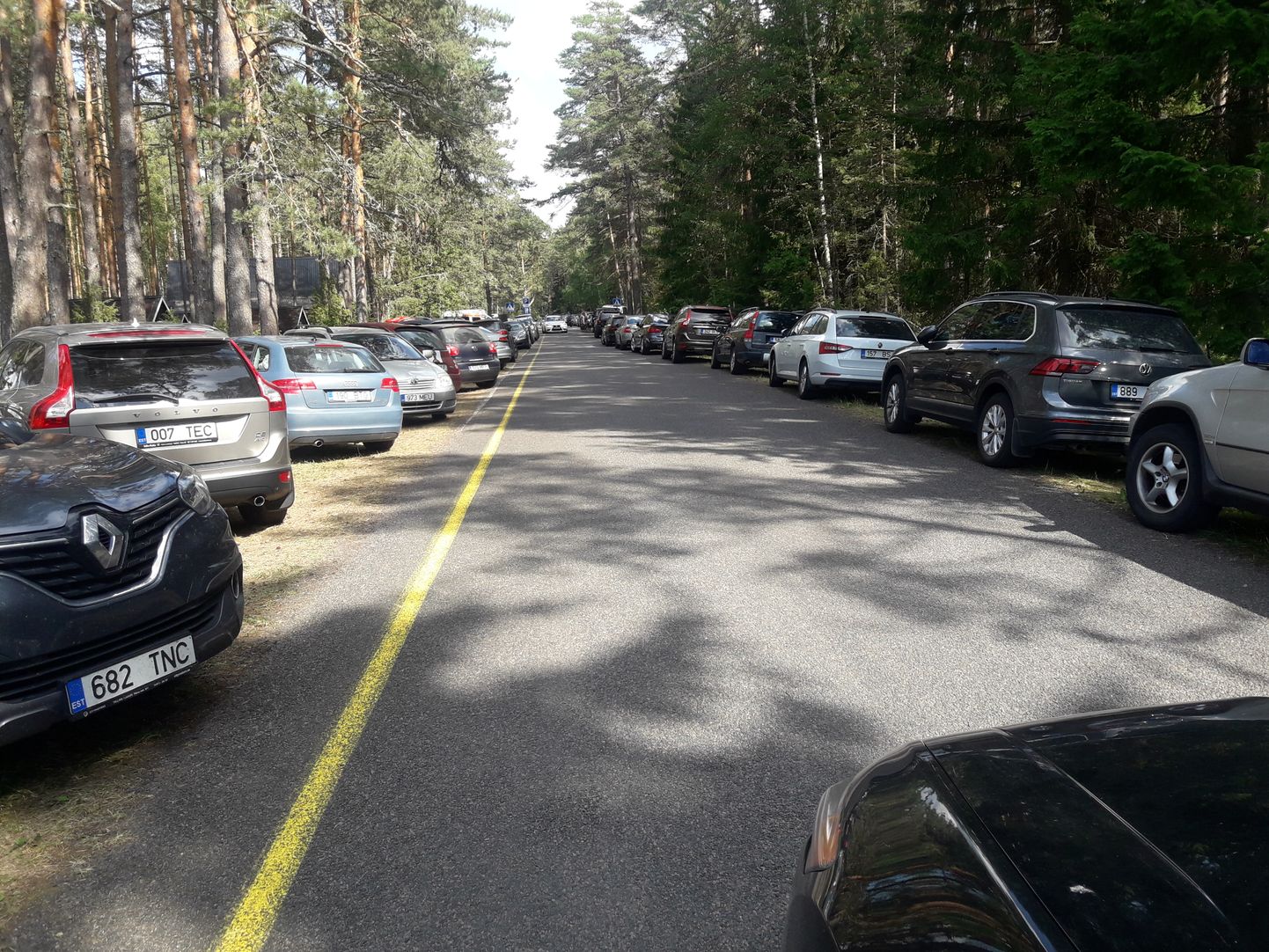 Kui Kauksi-Kuru tee valla omaks saab, on võimalik seal parkimist paremini korraldada.