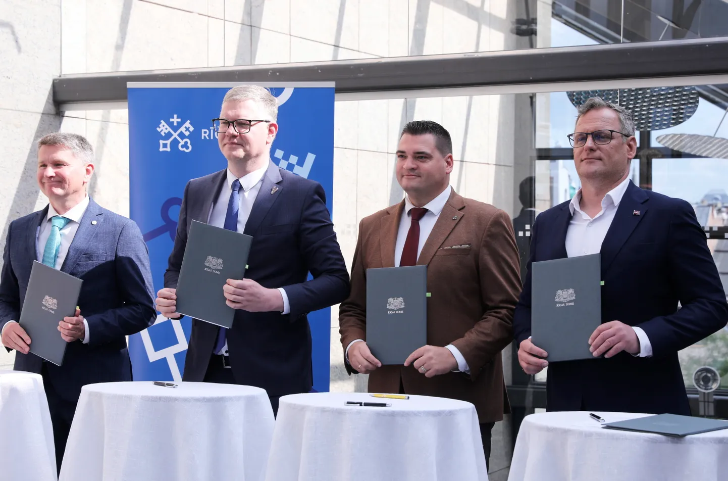 Partiju apvienības "Apvienotais saraksts" Rīgas vicemēra amata kandidāts Māris Sprindžuks (no kreisās), partijas "Jaunā vienotība" Rīgas vicemēra amata kandidāts, līdzšinējais Rīgas domes priekšsēdētājs Vilnis Ķirsis, "Nacionālās apvienības" Rīgas vicemēra amata kandidāts Edvards Ratnieks un partijas "Progresīvie" Rīgas mēra amata kandidāts Viesturs Kleinbergs Rīgas domē paraksta sadarbības līgumu par kopīgu darbu jaunajā koalīcijā.