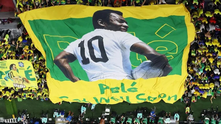 Бразильские болельщики поддержали Пеле во время чемпионата мира по футболу в Катаре