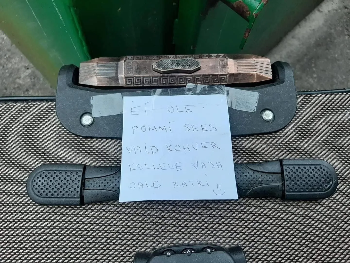 Pommita katkise jalaga kohver otsib uut omanikku.