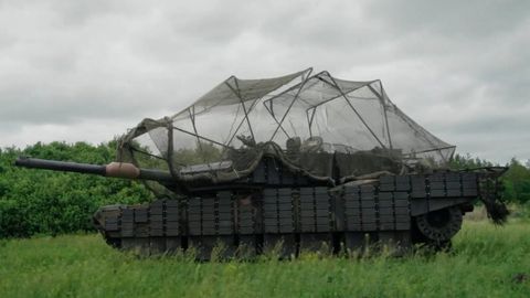 Ukraina tank elas tänu isetehtud teraskilbile üle 20 droonirünnakut