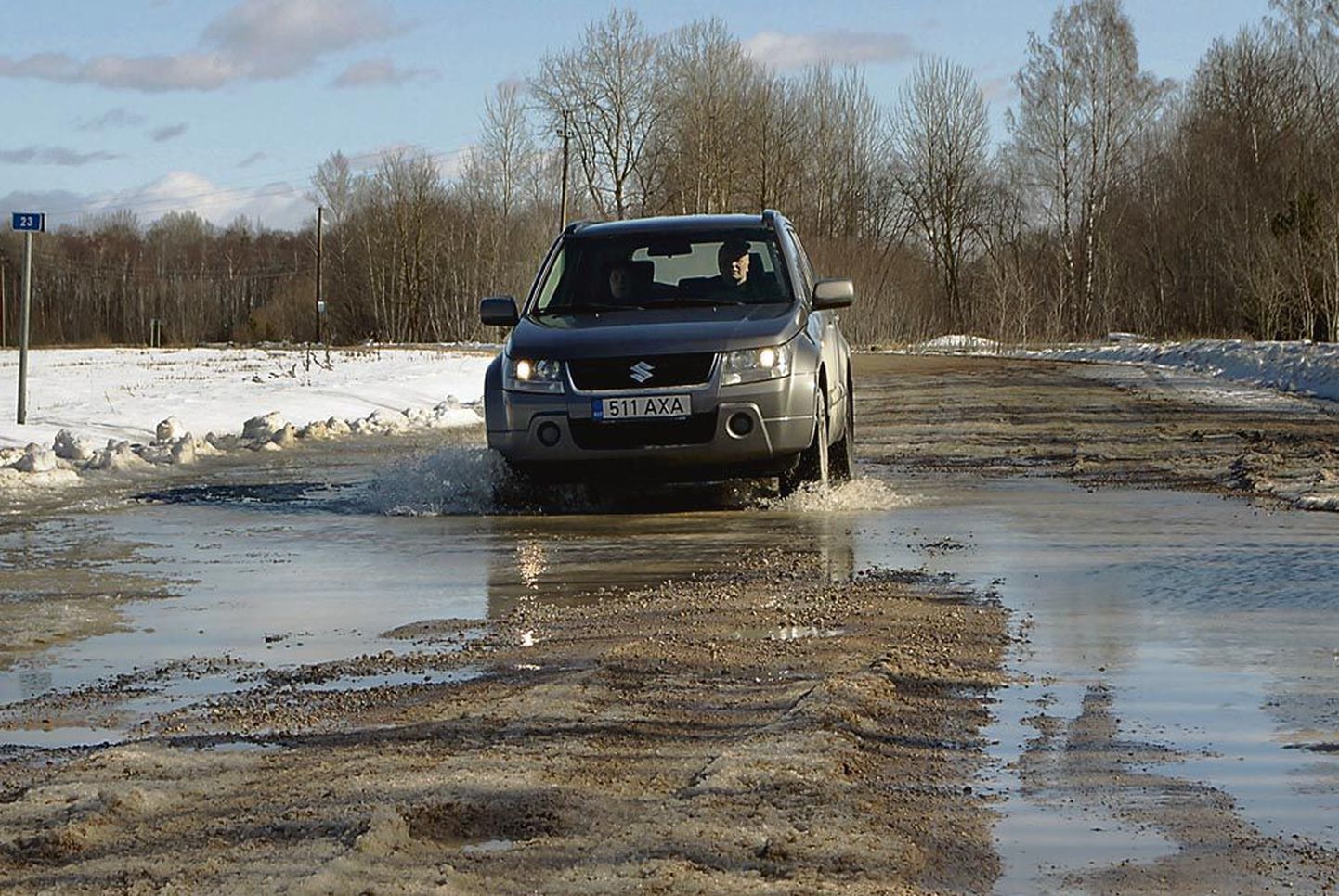 Pärnu maakonnas on ligi 600 kilomeetrit riigile kuuluvaid kruusateid. Lumesulamise ajal võtavad need kohati järve mõõtmed, millest läbisõitmine autoga on risk. Sama teed Pärnu-Jaagupi - Kalli vahel sõidavad ka liinibussid.