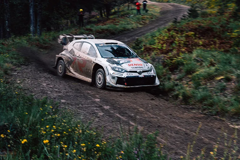 Elfyn Evans hõbedase Toyotaga.