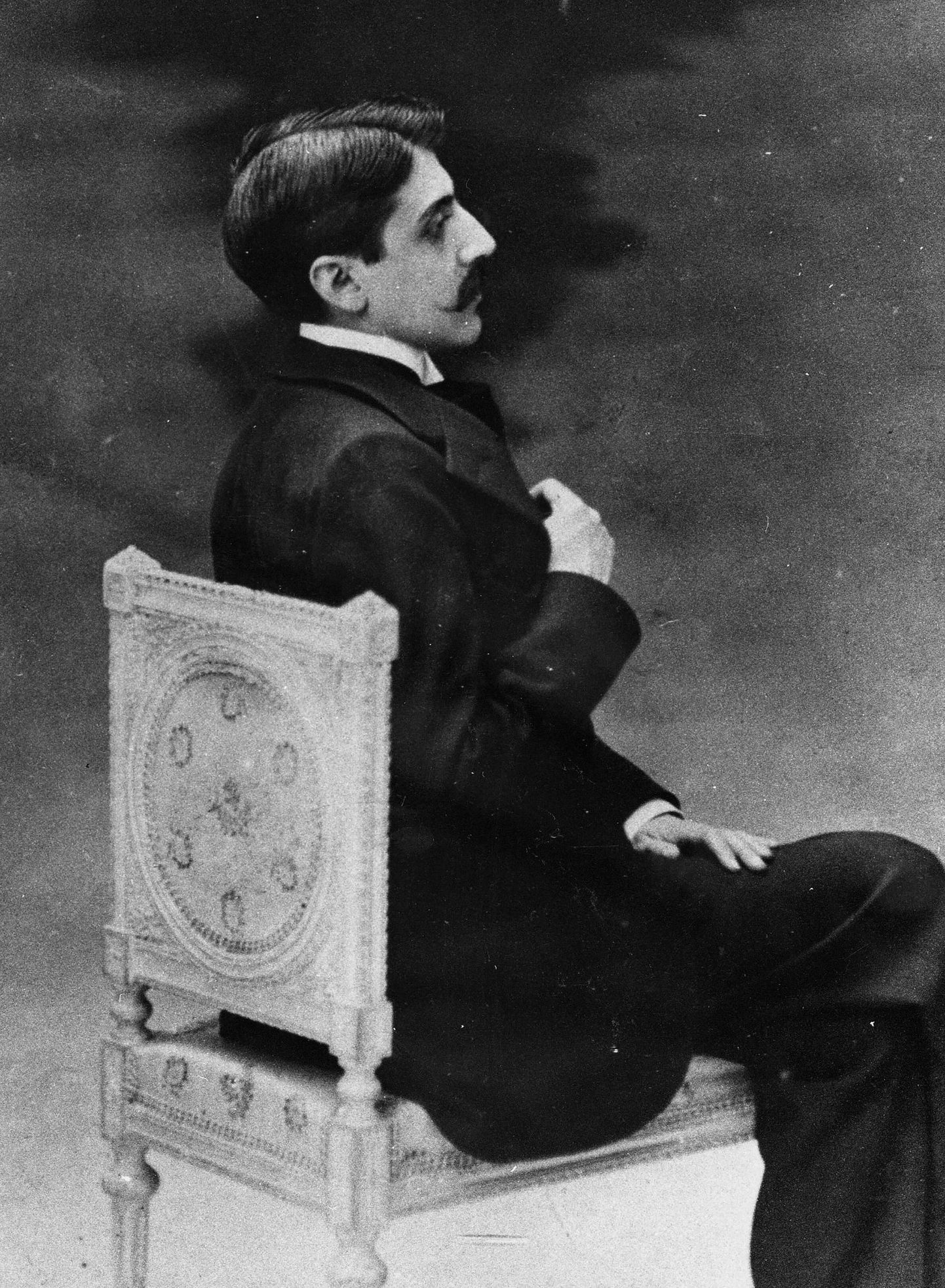 Täna 150 aastat tagasi sündis prantsuse kirjanik Marcel Proust, grafomaanist geenius, monumentaalse jõgiromaani «Kadunud aega otsimas» autor, kelle pikk ja melanhoolne vari laotub siiani üle modernse kirjanduse.