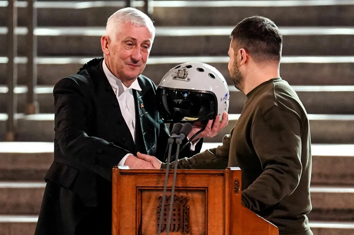 Volodõrmõ Zelenskõi kinkis Briti parlamendi alamkoja spiikrile Lindsay Hoyle’ile Ukraina piloodi kiivri.