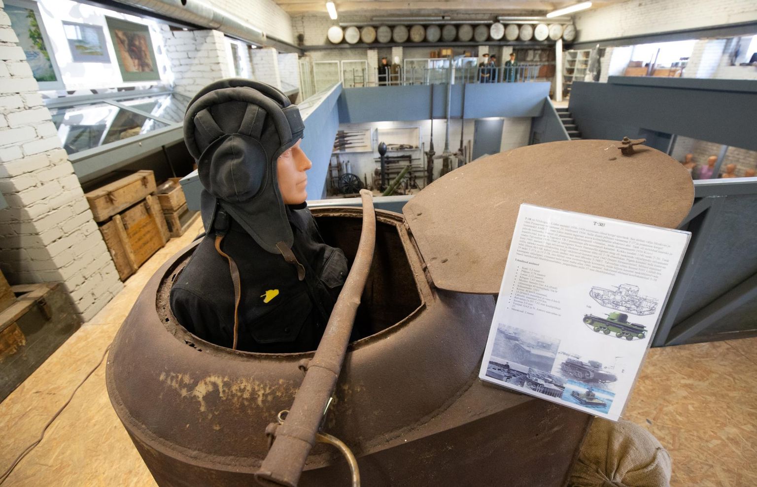 Jõgewa militaarmuuseumi teisel korrusel on ruumi ka ühele tankistile, kes kükitab T-38 tüüpi ujuvtanki kahurikuplis. Sellist tanki kasutasid Nõukogude Liidu väed Teise maailmasõja algusaastatel.
