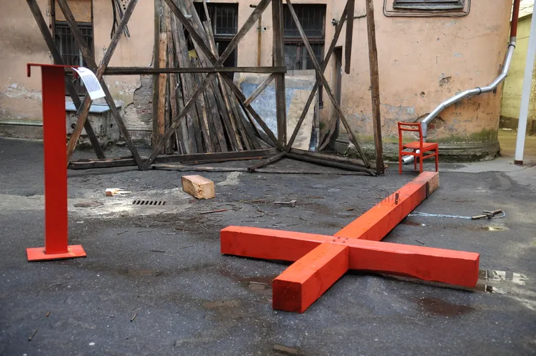 Krusts, pie kura bija piesista Krievijas prezidentam Vladimiram Putinam līdzīgā lelle. Izstāde "Disidents" Stūra mājas pagalmā, 2015. gads.