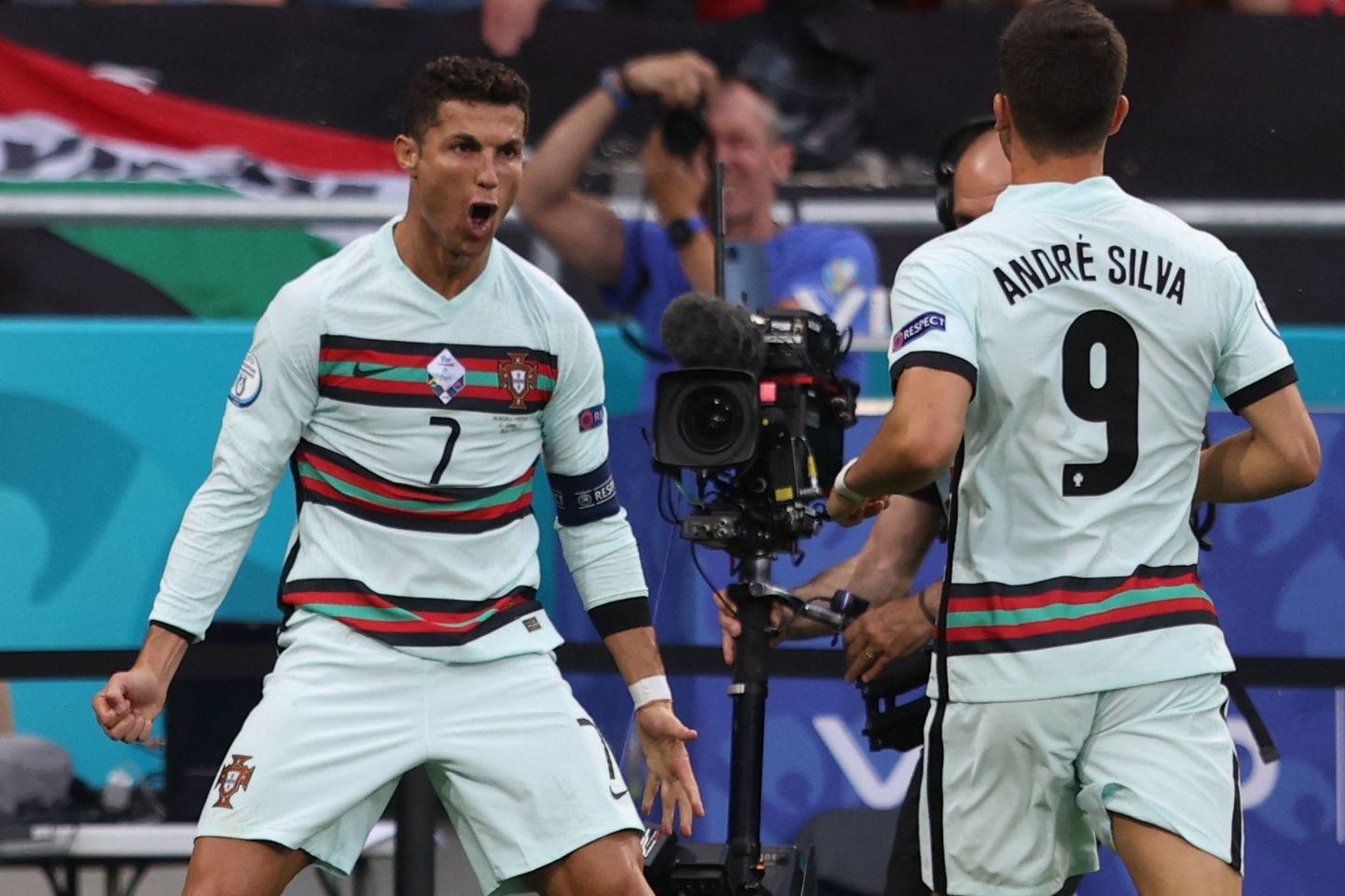 Cristiano Ronaldo (vasakul) on mängus Ungariga realiseerinud penalti ja kerkinud EMide kõigi aegade resultatiivsustabelis 10 väravaga ainujuhtijaks. Ning ta pole ses mängus oma viimast sõna veel öelnud.
