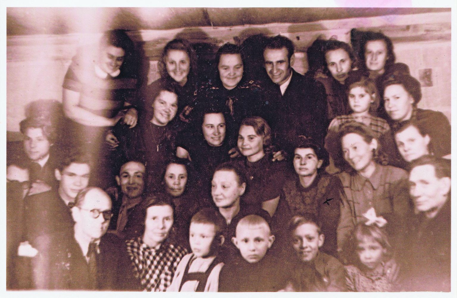 Käputäis Eesti «kurjategijaid» vabariigi aastapäeval
Siberi kolkas. Lagle Pareki õde Eva-Marju ülemises reas vasakult teine, ema Elsbet lasterivi taga keskel. 