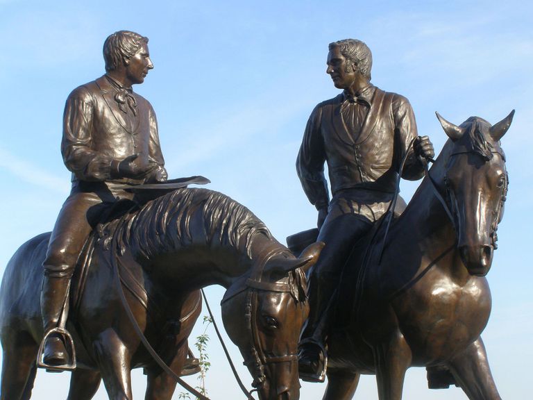 Joseph (vasakul) ja tema vennale Hyrum (paremal) Smithile pühendatud monument Nauvoos Illinoisi osariigis. Mõlemad mehed said 1844. aastal surma.