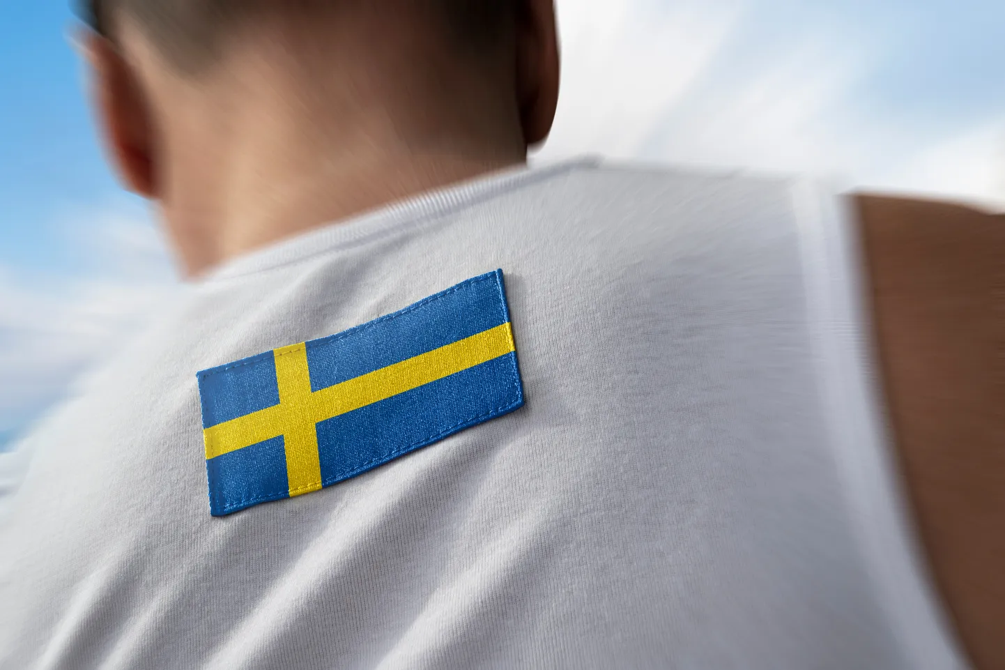 Rootsi sportlane, lipp seljal. Pilt on illustreeriv.