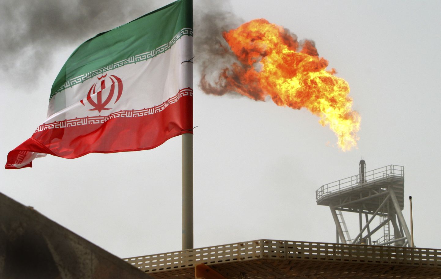Iraani lipp naftatöötlusplatvormi juures.
