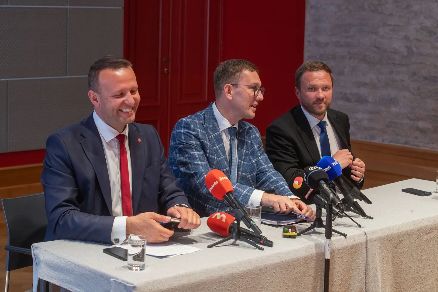 Valitsuskoalitsiooni leppe tutvustamine.