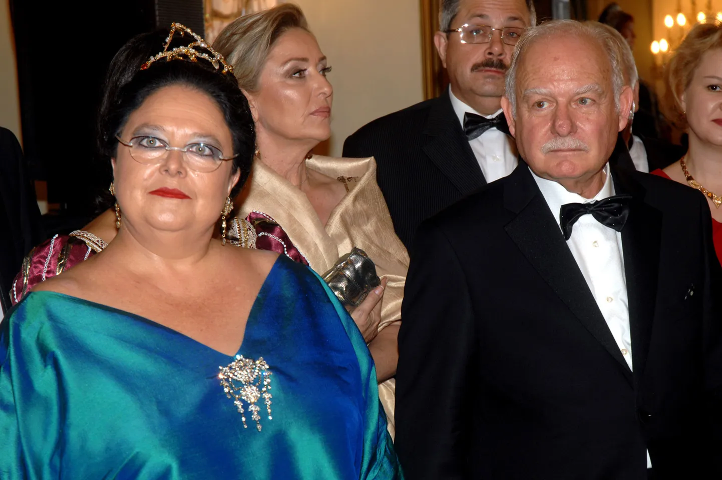 Pärast ema Leonida surma sai Romanovite dünastia peaks suurvürstinna Maria Vladimirovna (ees vasakul). Tema kõrval sultan Mehmed V lapselaps Osman Selahaddin Osmanoglu.