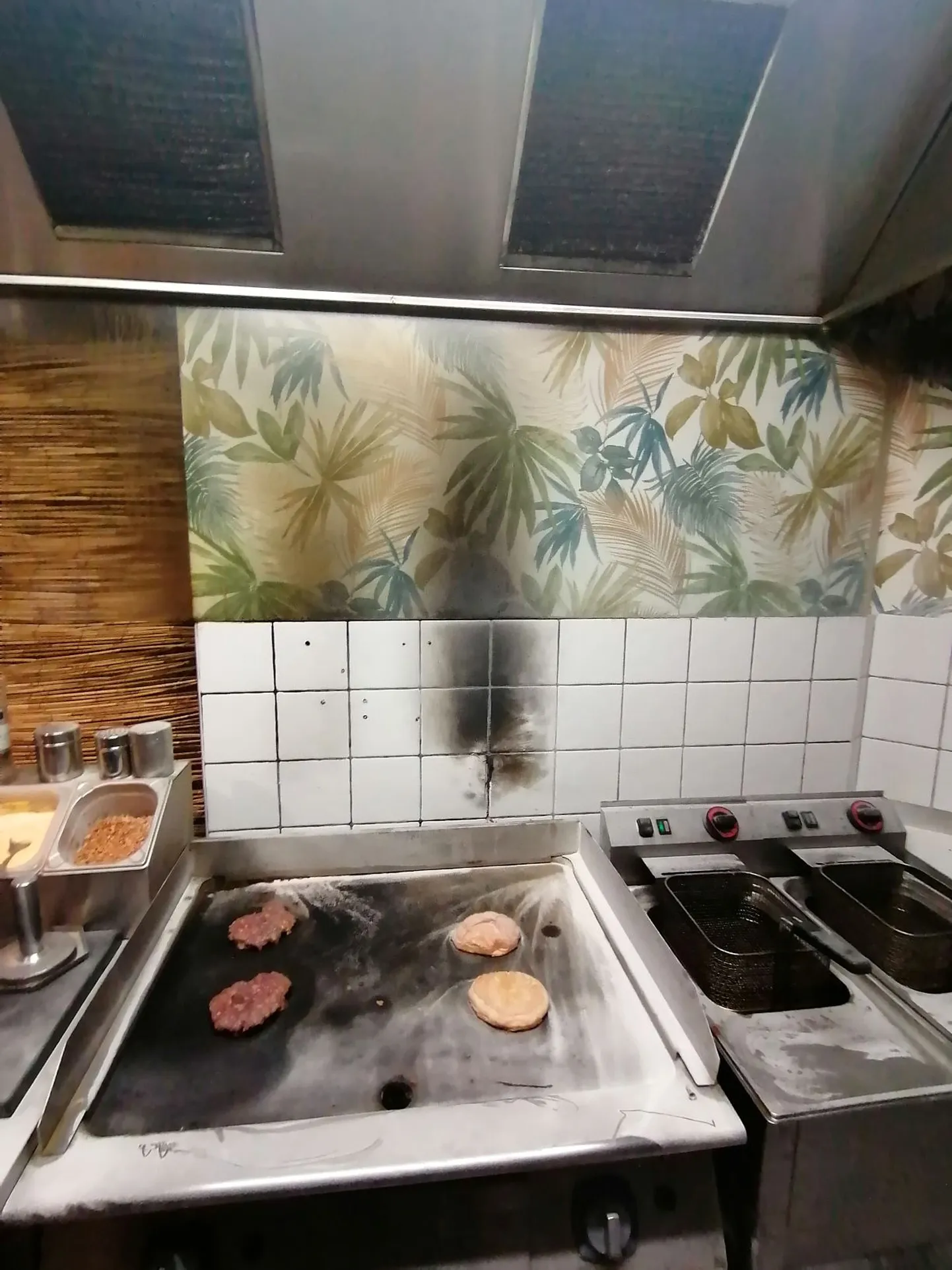 Põlema süttinud grill.