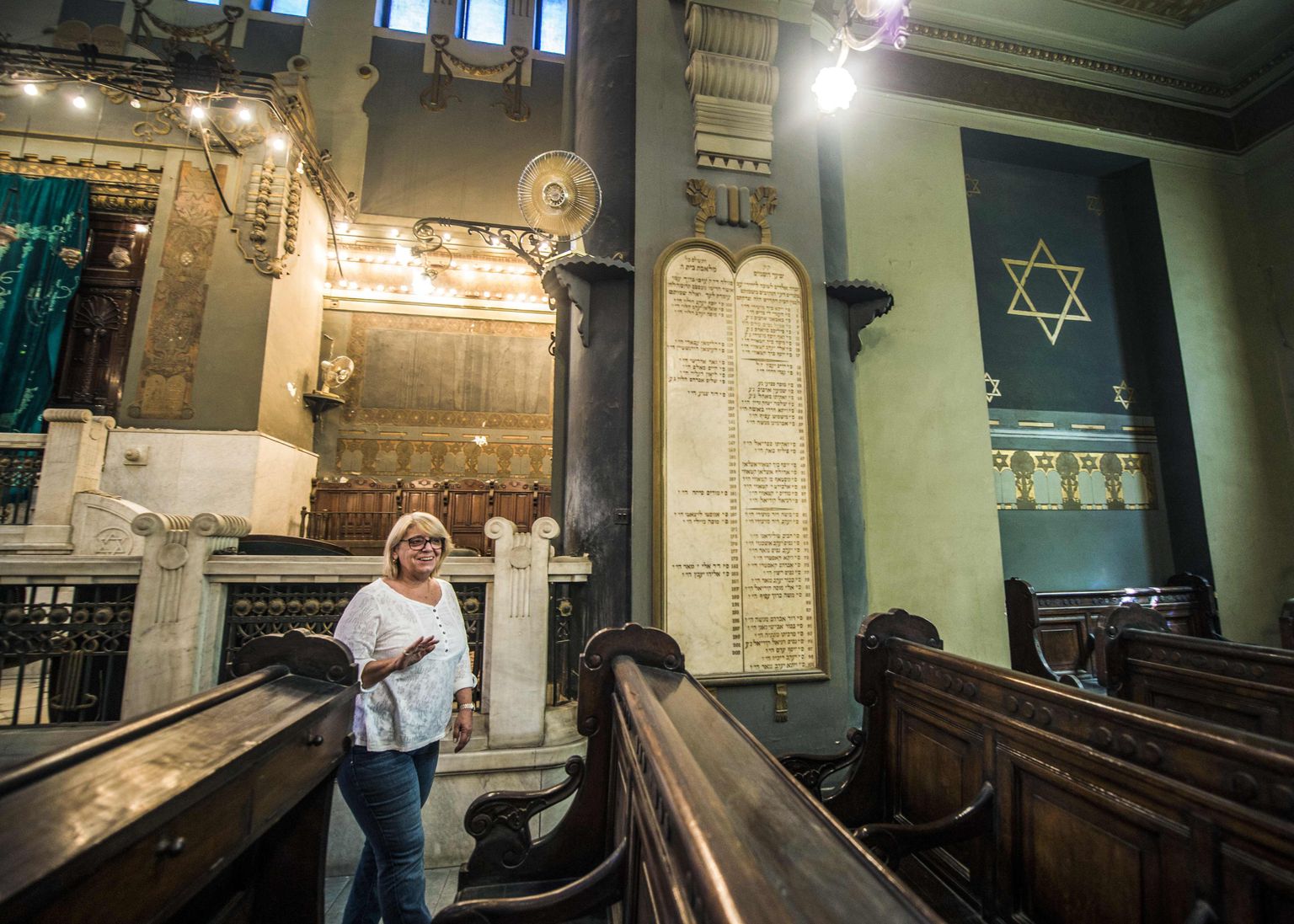 Egiptuse juudikogukonna president Magda Shehata Haroun Sha'ar Hashamayimi sünagoogis.