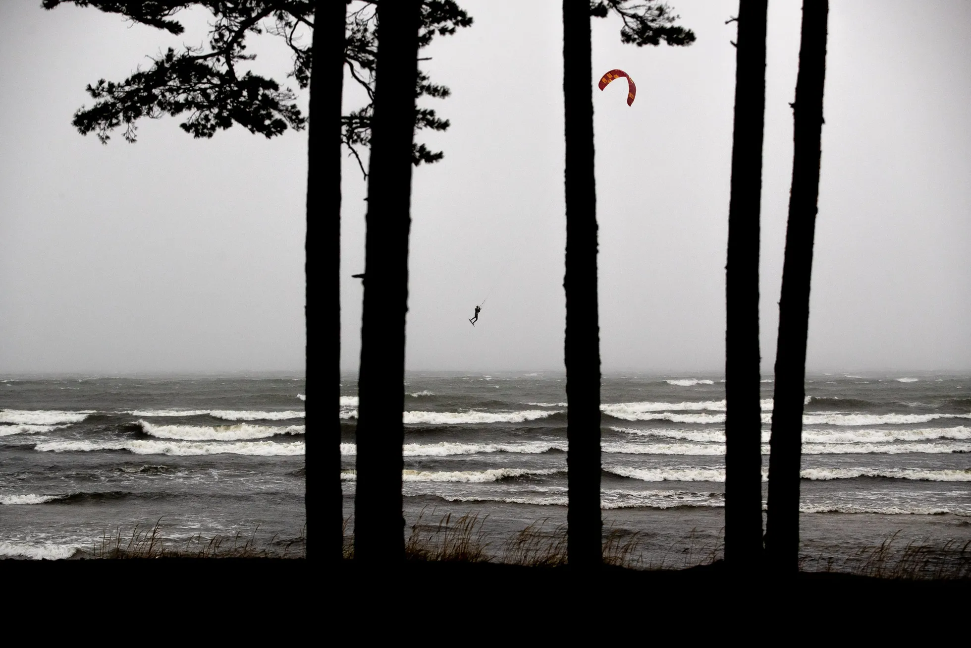 Lohesurfar tormisel merel. Oktoobri esimesel päeval toimus Vääna-Jõesuus Wave Classic 2019 surfi võistlus. Vihm, rahe ja 20 m/s tuulepuhangud muutsid võistluse eriti ekstreemseks. Pärast jõukatsumist nautisid mõned surfarid veel tormist merd.