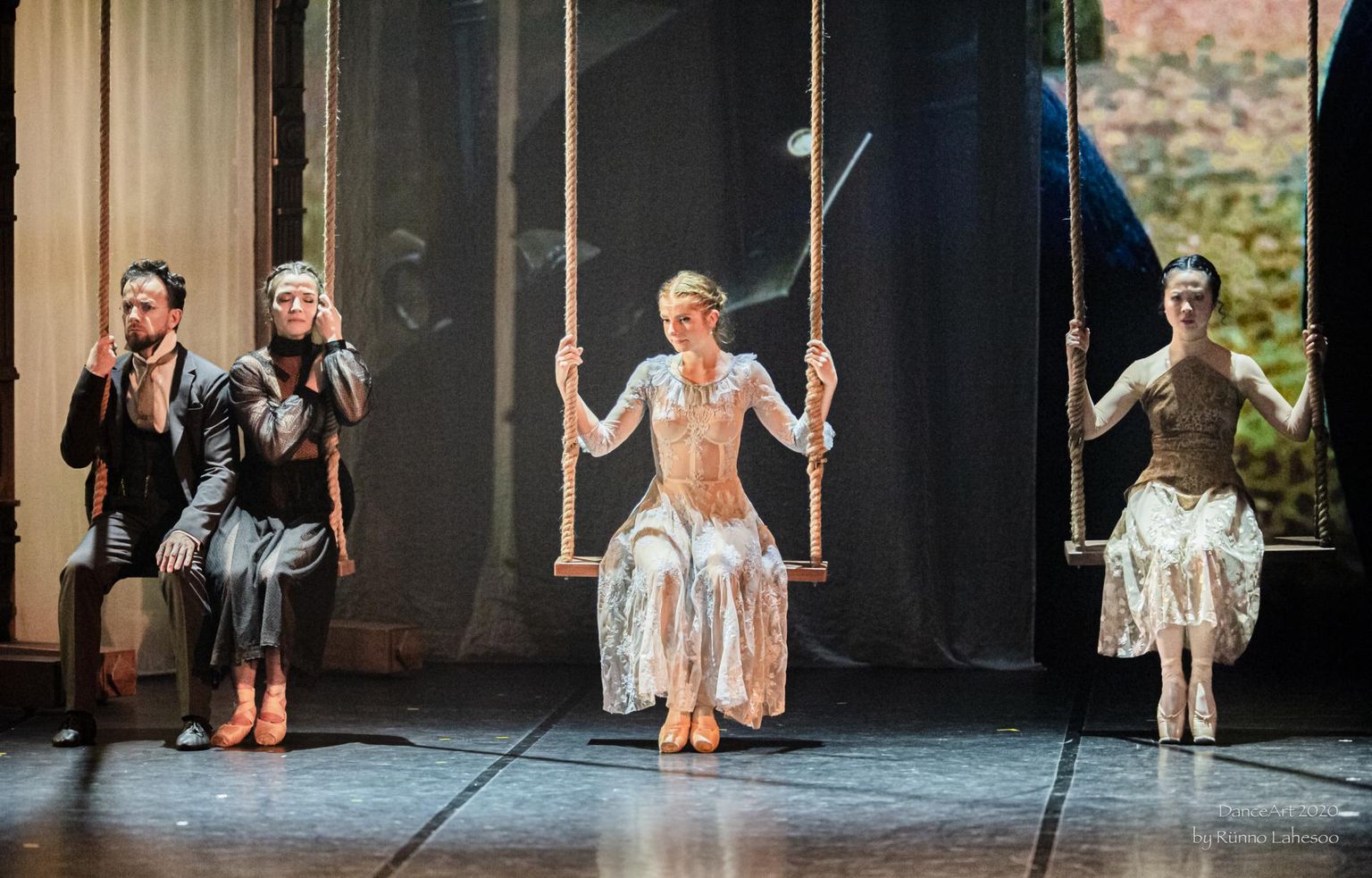 Hetk Vanemuise balletist «Neid oli kolm õde», fotol Maria Engel Mariana, Olivia Lenssens Irinana ja Yukiko Yanagi Olgana.