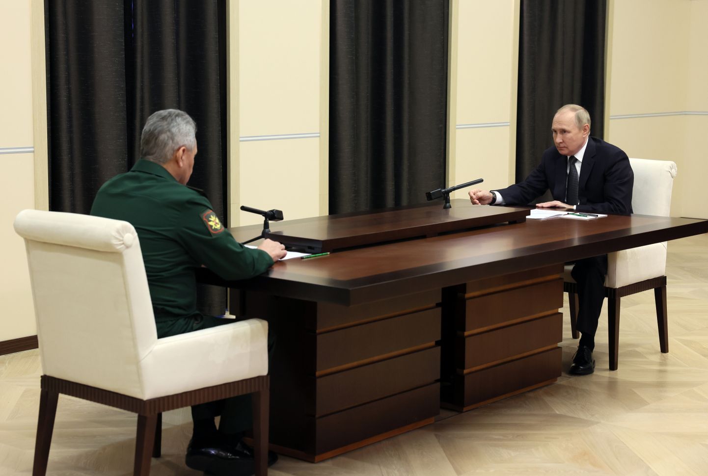 Vene president Vladimir Putin kuulamas 28. oktoobril kaitseminister Sergei Šoigu ettekannet.
