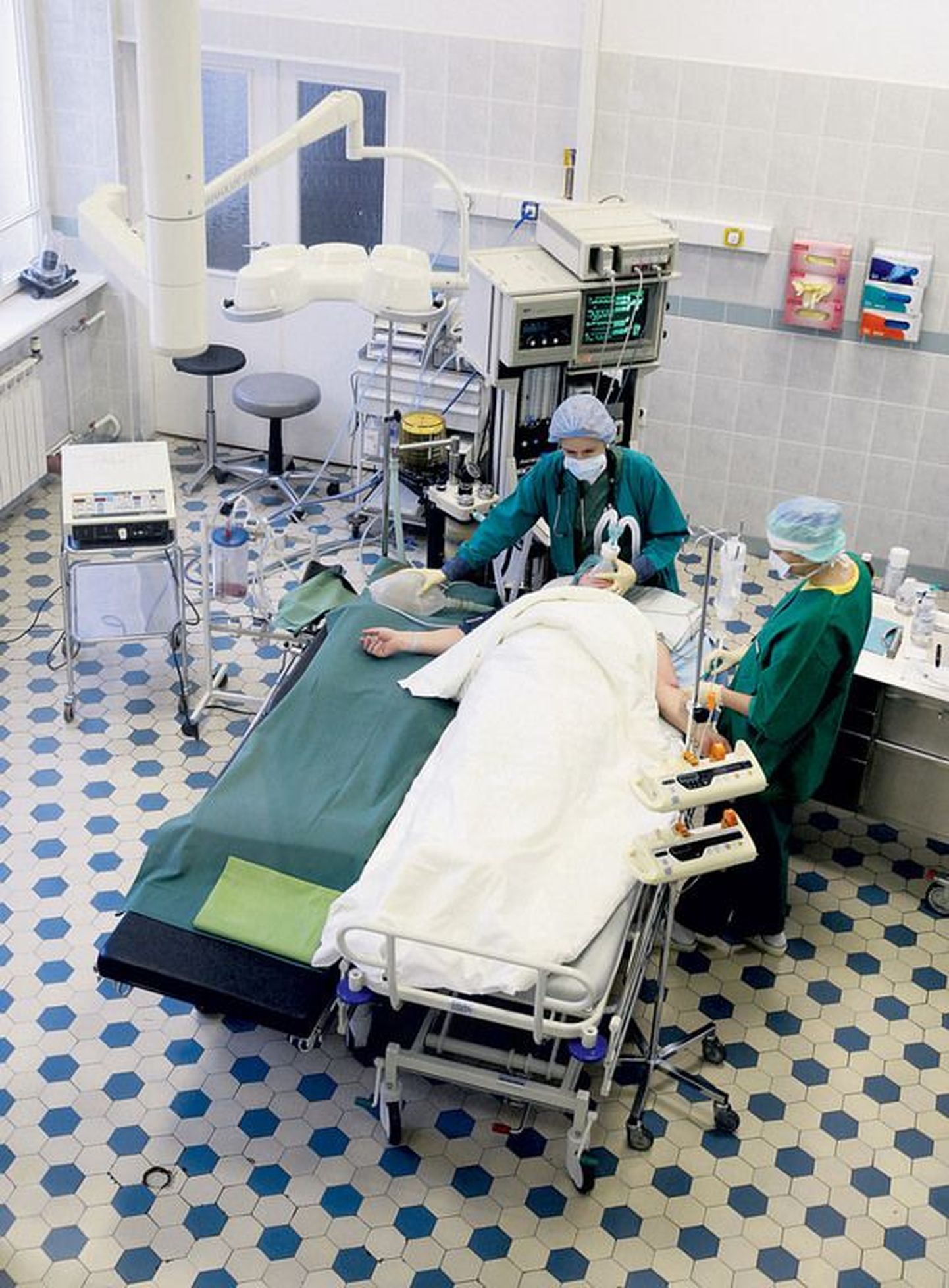 Vaade Tartu Ülikooli närvikliiniku nn looþist alla operatsioonisaali, kus anestesioloog 
dr Kai Savolainen (peatsis) valmistab patsienti ette seljaoperatsiooniks.
