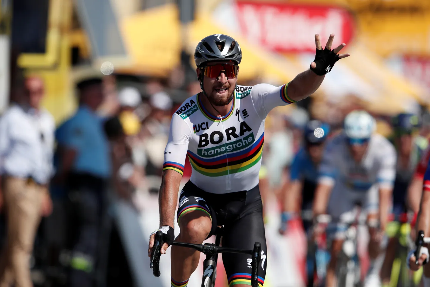 Peter Sagan võitis Tour de France'i teise etapi ja tõusis võistluse üldliidriks.