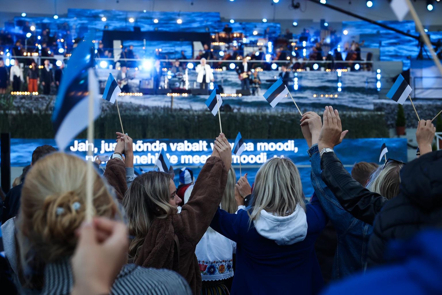 Öölaulupidu Tallinna lauluväljakul. 450 muusikut tähistas enam kui viietunnise kontserdiga Eesti Vabariigi taasiseseisvumise aastapäeva.