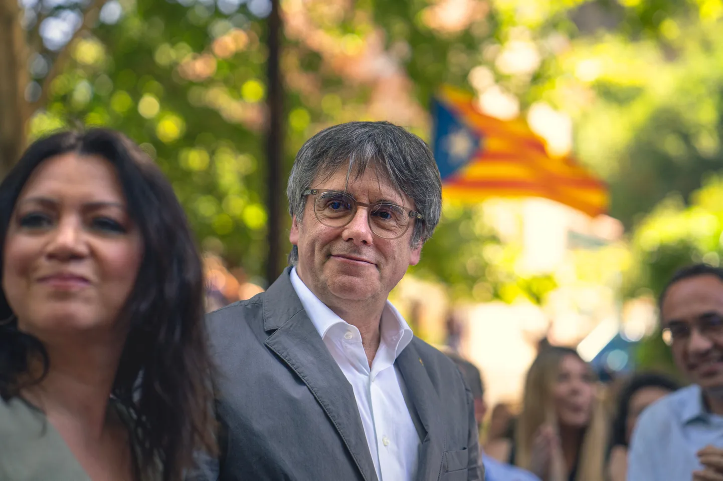 Kataloonia iseseisvuslaste eksiilis viibiv juht Carles Puigdemont, kes oli ka Hispaania europarlamendisaadik ja populistliku erakonna Junts per Catalunya (Koos Kataloonia Eest) asutaja, käis 27. juulil Edela-Prantsusmaal Amélie-les-Bains-Palaldas erakonna neljanda asutamisaastapäeva tähistamisel.